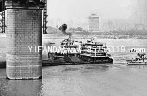 武汉长江大桥没事船触礁漏了